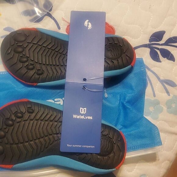 NEW WITH TAGS KIDS WATELVES WATER SHOES - Picture 5 of 5